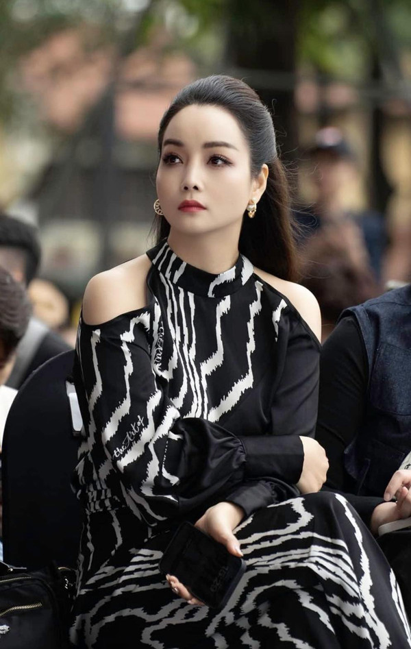 Mỹ nhân Hà thành đóng vai bà mẹ phim 'Mặt trời lạnh' ở đời thực có sắc vóc 'hack' tuổi- Ảnh 4.