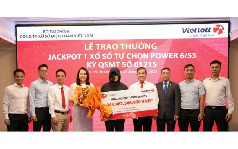 Người trúng độc đắc Vietlott có giá trị cao nhất năm 2025. (Ảnh: VietnamNet)