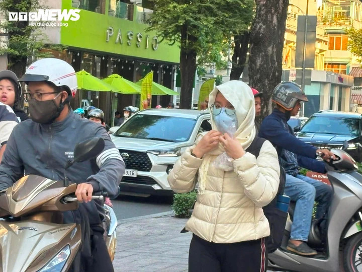 Người dân TP.HCM mặc áo ấm vào sáng nay do thời tiết se lạnh. (Ảnh: Phan Nga)