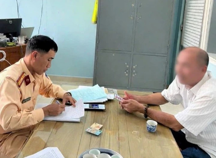 Lực lượng cảnh sát giao thông làm việc với lái xe khách. (Ảnh: Công thông tin điện tử Đồng Tháp)