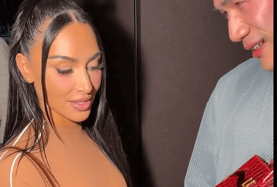 Kim Kardashian ký tặng fan lên túi Hermès Birkin da cá sấu trị giá 45.000 USD tại Thượng Hải
