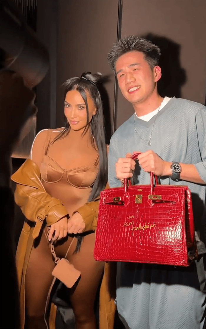 Hành động của Kim Kardashian dành cho fan nhanh chóng thu hút sự chú ý trên mạng xã hội.