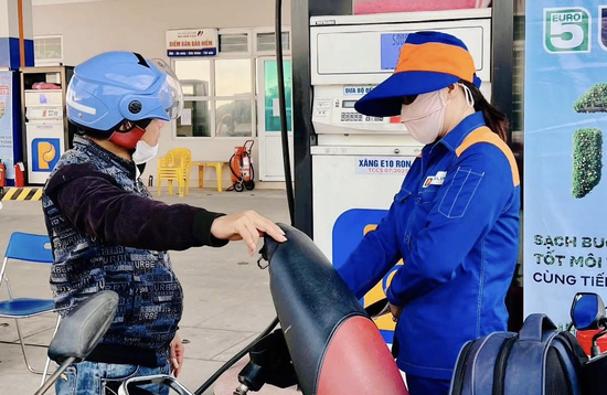 Giá xăng tăng, dầu diesel giảm tới gần 800 đồng/lít