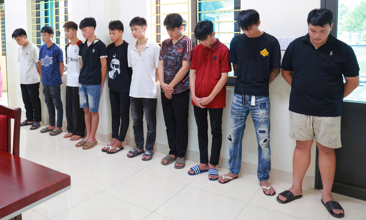 Nhóm người liên quan vụ việc xảy ra tại một quán bia trên Quốc lộ 70, xã Phong Hải. (Ảnh: Công an tỉnh Lào Cai)