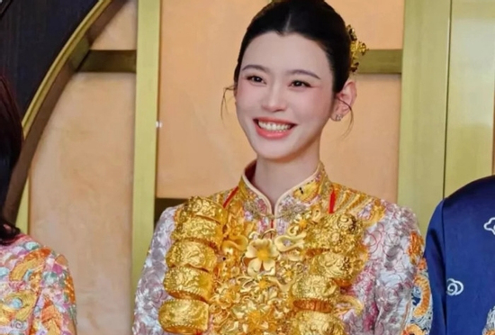 Siêu mẫu nội y Hề Mộng Dao đeo vàng trĩu cổ trong lễ cưới với chồng đại gia