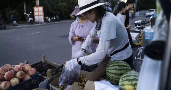 Từng là giám đốc lương cao, người phụ nữ này giờ thất nghiệp, phải đạp xe ba gác, bán hàng rong để trả nợ mua nhà