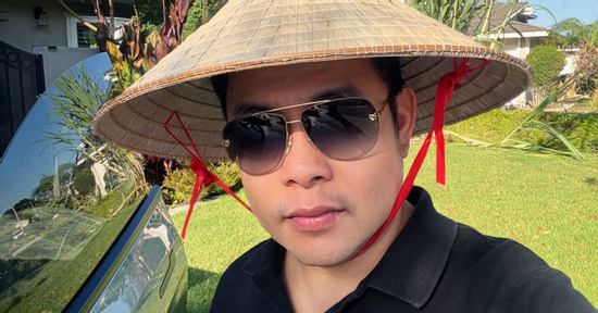 Ca sĩ Quang Lê tưới cây, thưởng thức quả trong vườn nhà triệu đô ở Mỹ