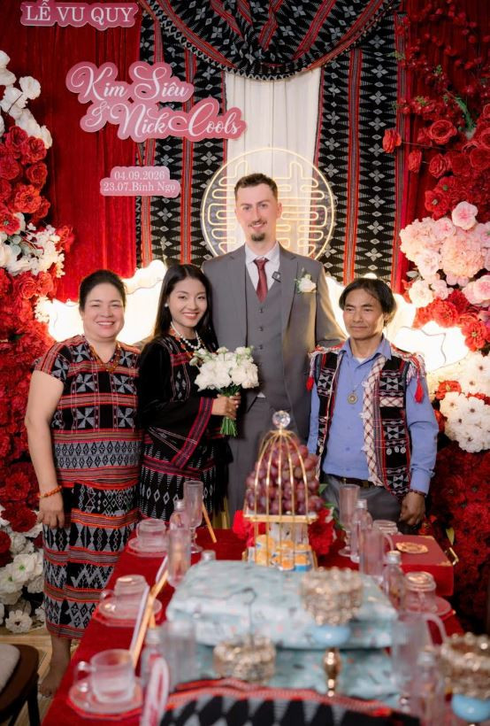 10 con lợn, 10 con gà và 1 cặp dê trong lễ rước dâu của chú rể Bỉ và cô dâu Việt - Ảnh 2.