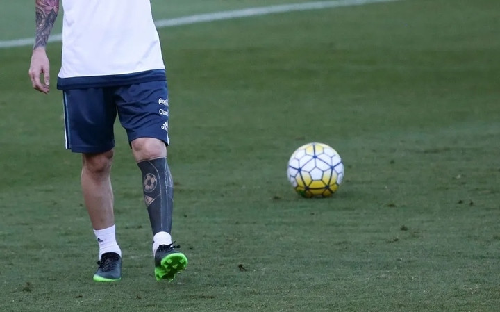 Messi với chân trái bao phủ với mực đen - Ảnh: Reuters