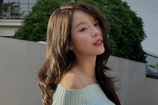 Hoa hậu Thanh Thủy gây chú ý với vòng eo nhỏ nhắn cùng phong cách đời thường đầy cuốn hút