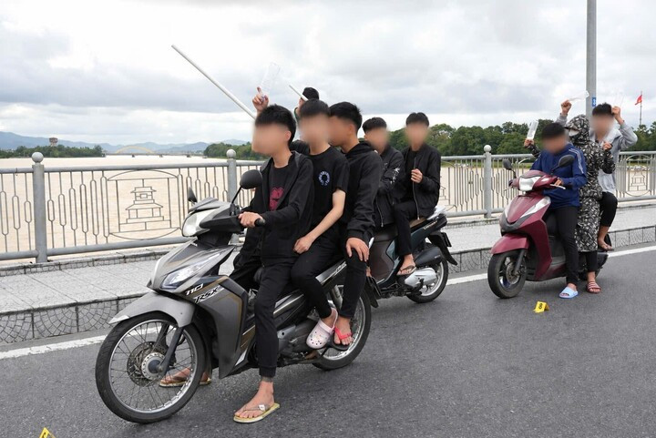 Nhóm thanh thiếu niên được đưa đi thực nghiệm lại hiện trường. (Ảnh: Hồng Nhung)