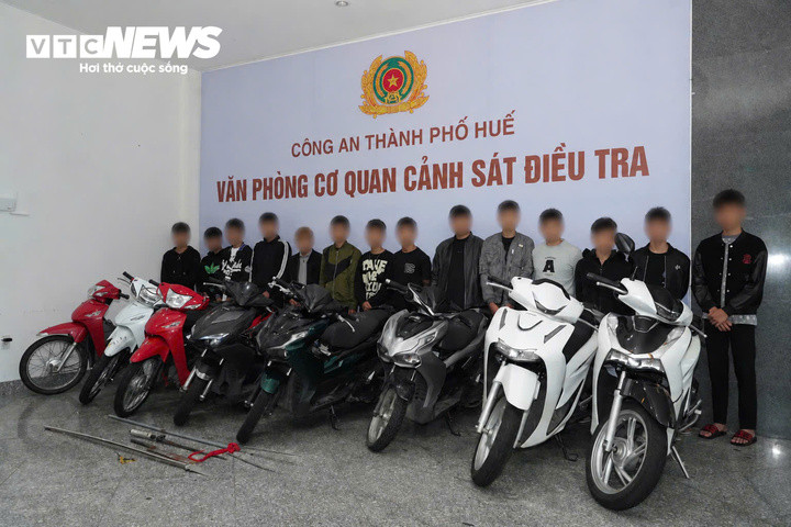 Nhóm thanh thiếu niên tại trụ sở Văn phòng Cơ quan CSĐT Công an TP Huế. (Ảnh: Hồng Nhung)