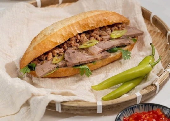 Vụ nghi ngộ độc sau khi ăn bánh mì vỉa hè: Số ca nhập viện tăng lên 135 người