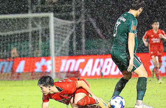 Không rút thẻ đỏ với cầu thủ đá xấu Đình Bắc, trọng tài FIFA đối mặt nguy cơ bị treo còi