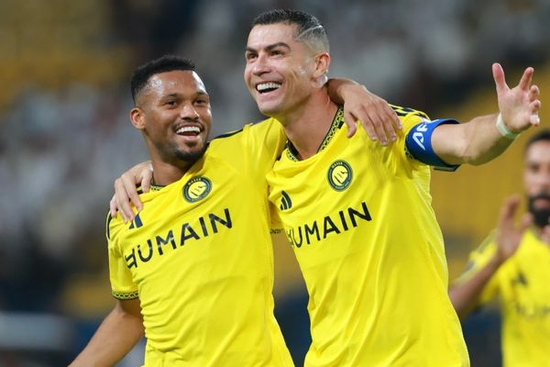 Vừa tự nhận là GOAT, Ronaldo lập tức toả sáng chạm mốc 981 bàn thắng
