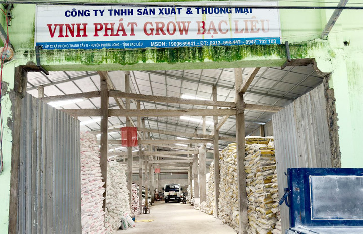 Rất nhiều phân bón giả tại công ty của Hứa Văn Chọn. (Ảnh: CACC).