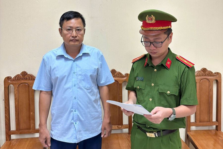 Cơ quan chức năng tống đạt quyết định tố tụng đối với ông Dũng. Ảnh: CACC