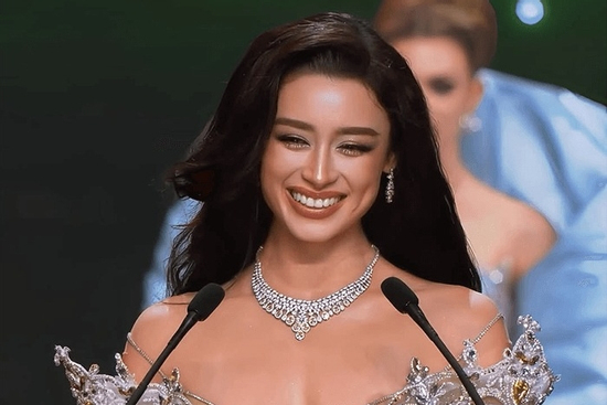Phản ứng của Hoa hậu Ý Nhi khi Emoura Phạm giành danh hiệu Á hậu 4 Miss Grand International 2026