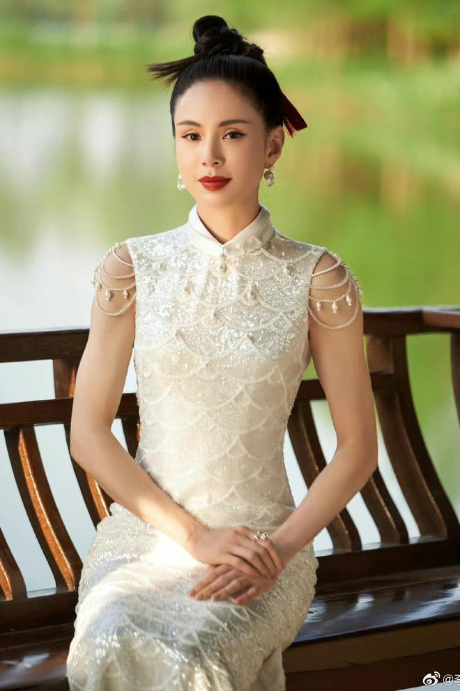 Ở tuổi 60, Lý Nhược Đồng gây chú ý với nhan sắc thanh thoát, làn da mịn màng và vóc dáng thon gọn.