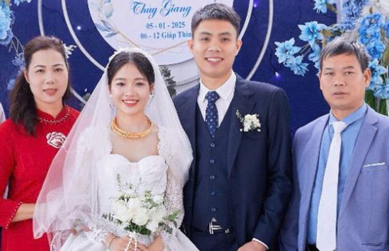 Đám cưới đặc biệt: Chú rể rước dâu chỉ mất 30 giây, khách đi ăn cưới nhầm rạp