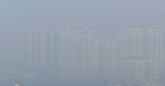 Hà Nội ô nhiễm không khí, nhà cao tầng trở nên 'tàng hình'