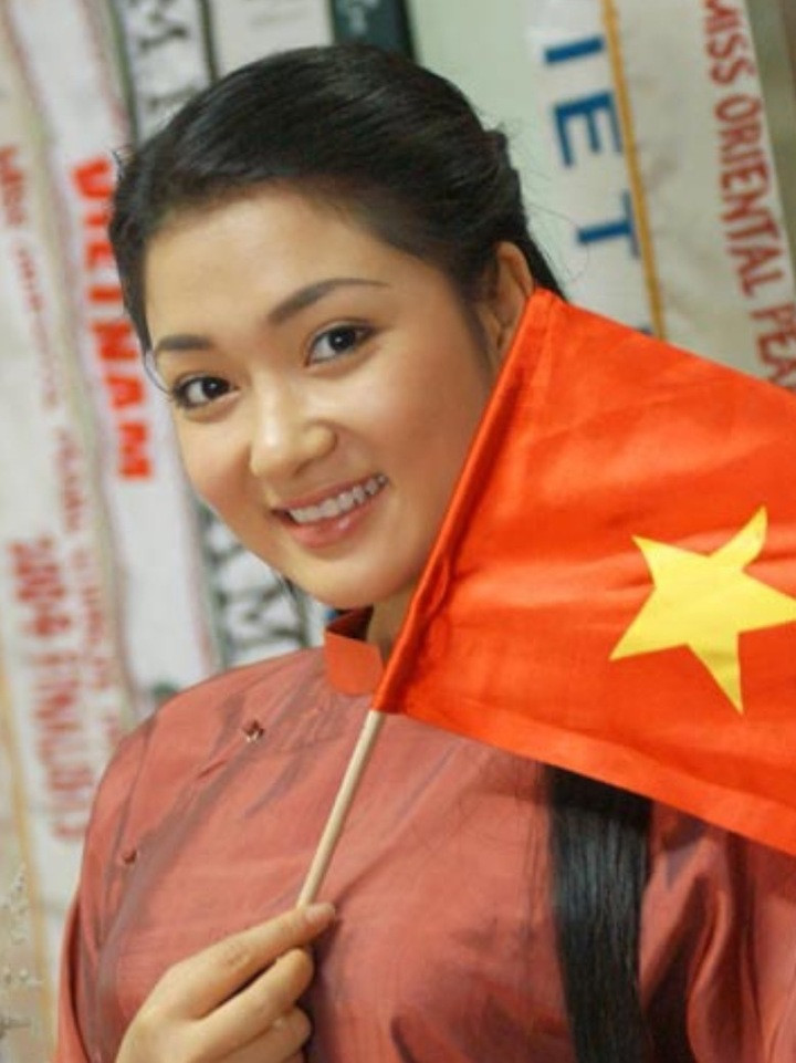 Nguyễn Thị Huyền được xem là hoa hậu tài sắc vẹn toàn.