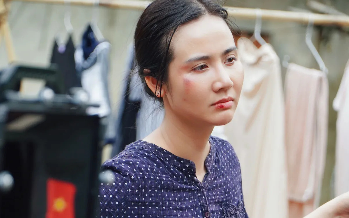 Huyền Lizzie vào vai người phụ nữ nông thôn chịu nhiều bất hạnh trong Căn nhà không mái che