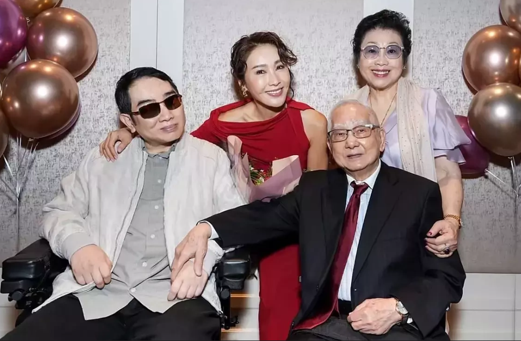 Lê Tư đón sinh nhật tuổi 55, tiết lộ món quà quý giá nhất ở tuổi trung niên - Ảnh 1