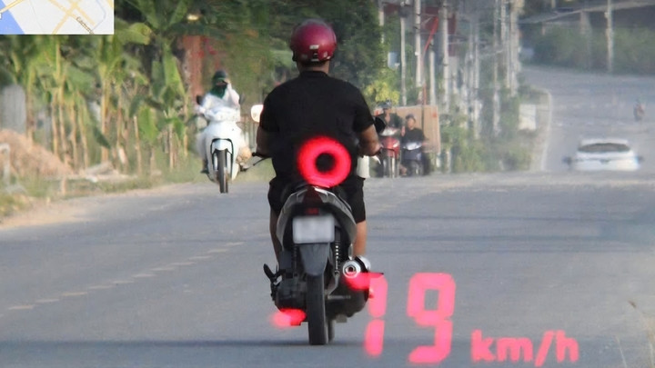 Tài xế xe máy chạy 79 km/h ở đường giới hạn 50 km/h. (Ảnh: Đội CSGT đường bộ số 2, Phòng CSGT Công an tỉnh Lào Cai)