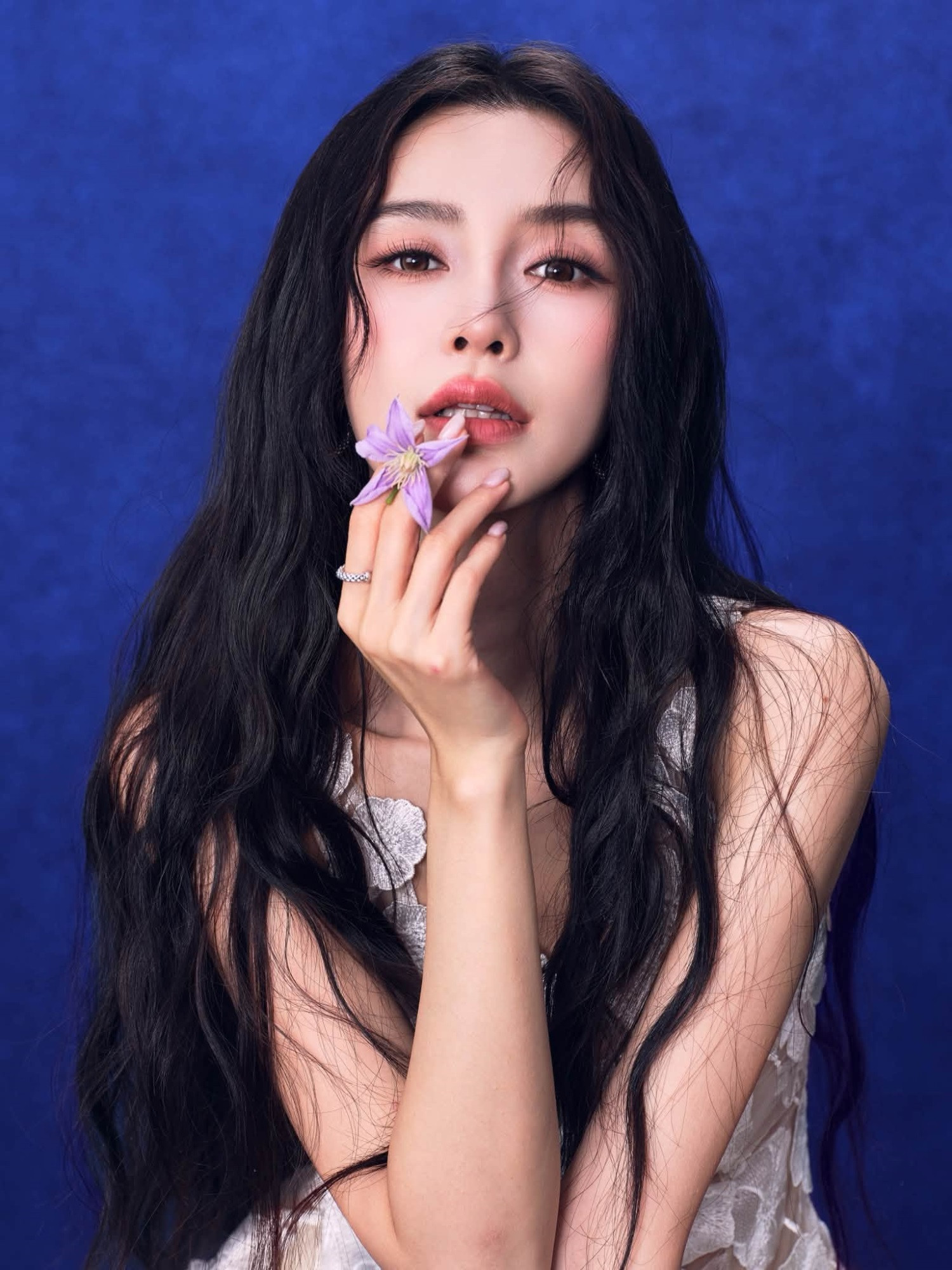 Ảnh thẻ thời trẻ của Angelababy gây sốt, nhan sắc tự nhiên khiến dân mạng trầm trồ - Ảnh 2