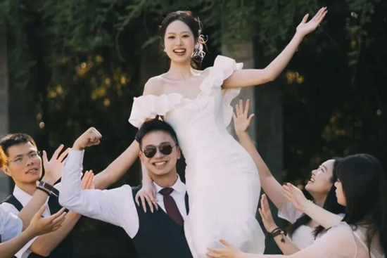 Cặp đôi cùng họ cùng tên làm đám cưới, khách ngỡ ghi nhầm thông tin