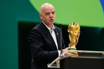 Chủ tịch FIFA xin lỗi vụ bán cổ phần World Cup, từ chối giải trình