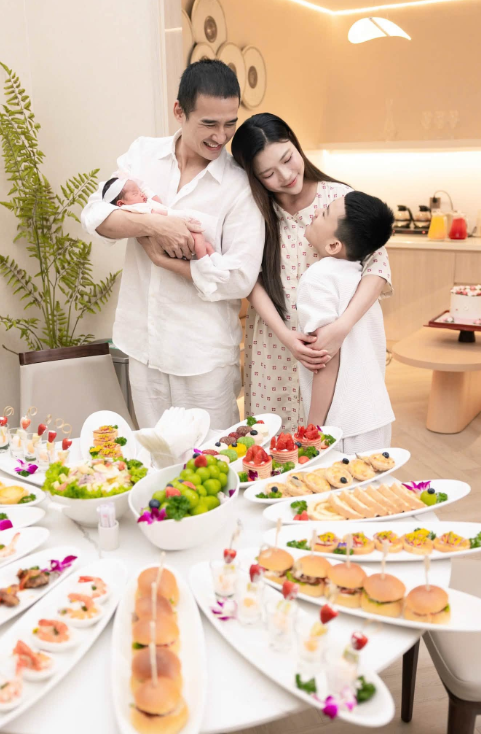 Lương Thế Thành và Thúy Diễm lần đầu hé lộ diện mạo con gái út, dân mạng xuýt xoa vì quá đáng yêu - Ảnh 3