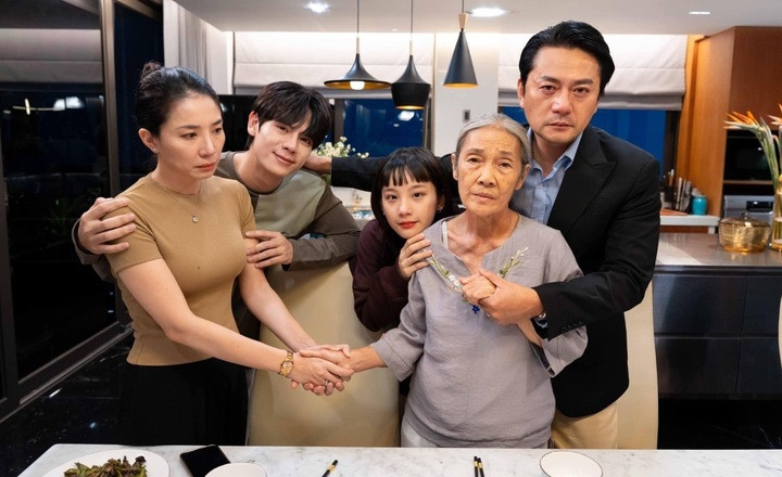 Với điện ảnh, cô góp mặt trong “Lật mặt 7: Một điều ước” và “Móng vuốt”. Sự thành công của “Lật mặt 7” với doanh thu hơn 500 tỷ đồng cũng giúp cho Thu Hà được nhiều người biết tới.