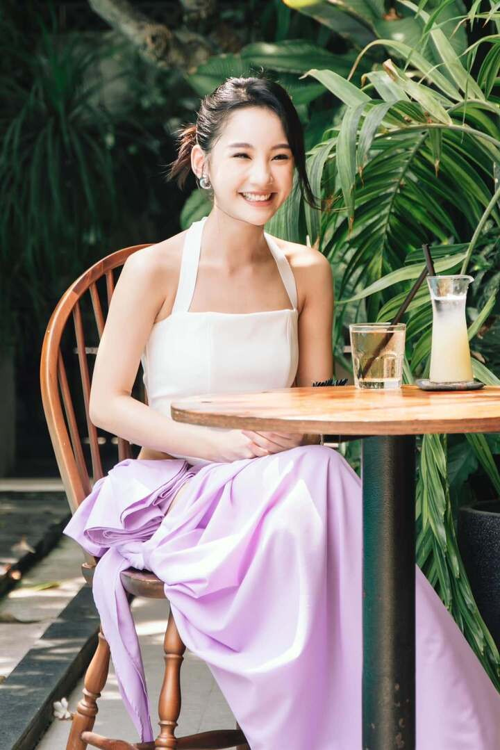 Ngoài khả năng diễn xuất tự nhiên, Thu Hà nhận được nhiều yêu mến của khán giả còn nhờ nhan sắc trong sáng, cùng dáng người nhỏ nhắn, đáng yêu.