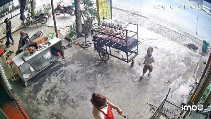 Ngưỡng mộ hành động đáng yêu của em nhỏ, nhiều dân mạng “tranh thủ” nhắc bạn trai, chồng mình nhớ ngày 20/10 sắp tới. (Ảnh chụp màn hình)