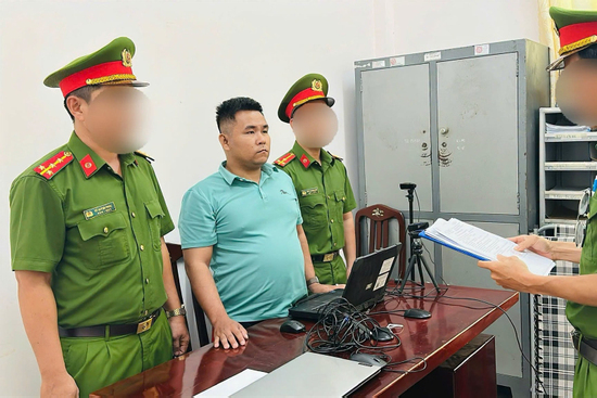 Khởi tố người đàn ông đi ngược chiều, bóp cổ, đánh tài xế sau va chạm