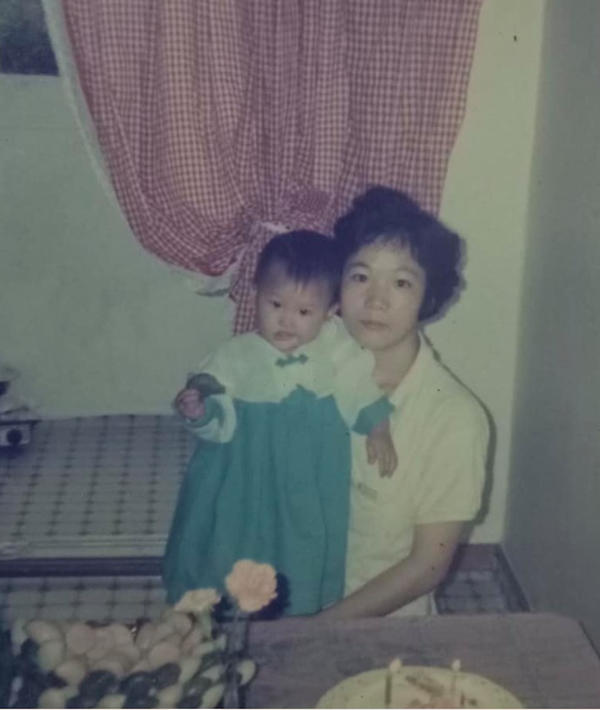 Bà xã Trấn Thành từng nghèo đến mức không có gạo ăn, tuổi 12 đi phát tờ rơi kiếm sống, nay có hôn nhân viên mãn bên chồng - Ảnh 1