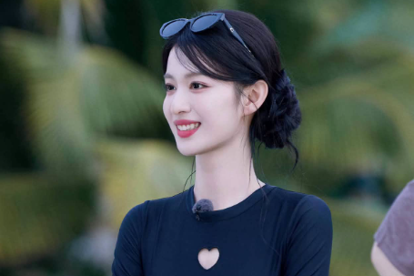 Vương Sở Nhiên gây tranh cãi vì đồ bơi bó sát trên sóng truyền hình, stylist bị khán giả chỉ trích
