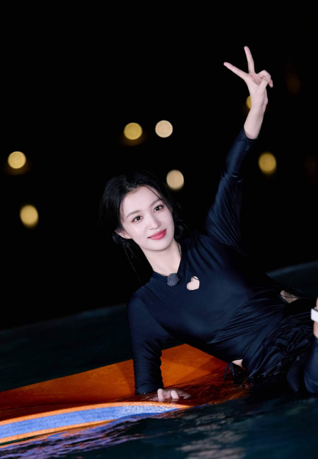 Vương Sở Nhiên gây tranh cãi vì đồ bơi bó sát trên sóng truyền hình, stylist bị khán giả chỉ trích - Ảnh 1