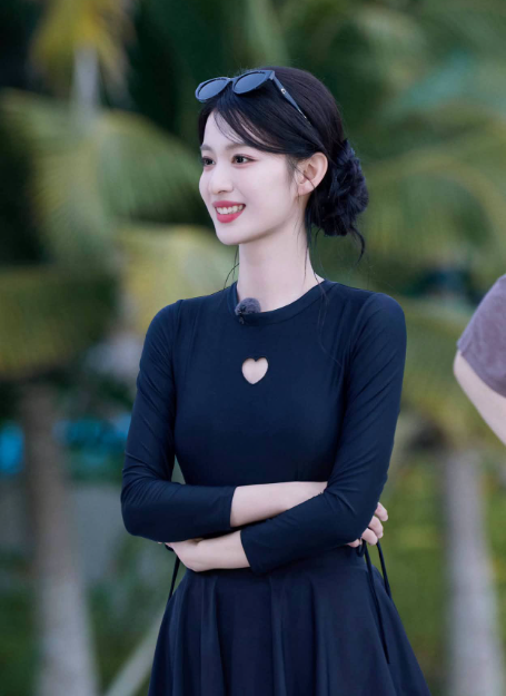 Vương Sở Nhiên gây tranh cãi vì đồ bơi bó sát trên sóng truyền hình, stylist bị khán giả chỉ trích - Ảnh 2
