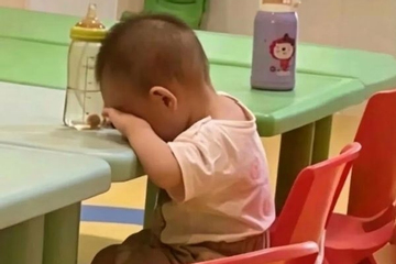 Bức ảnh đứa bé nhỏ xíu khiến cả mạng xã hội xót xa, phản chiếu nỗi khó xử của biết bao gia đình