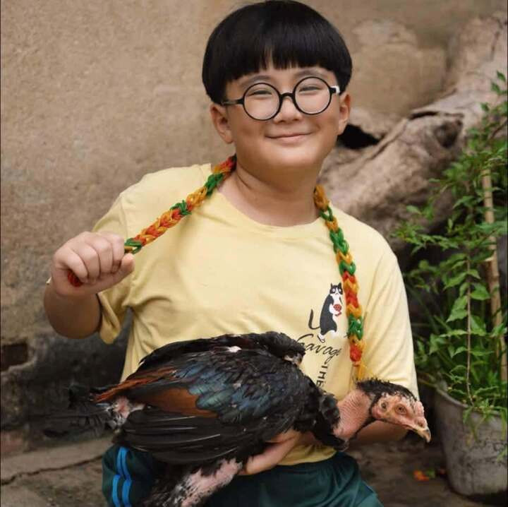 Minh Xíu tăng 5kg, làm sẫm màu da để phù hợp với tạo hình nhân vật Khang trong phim “Căn nhà không mái che”.