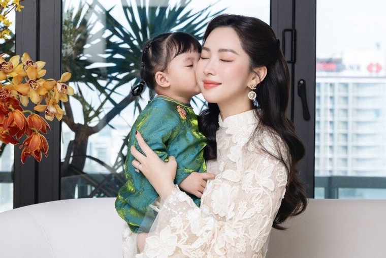 Con gái Hoa hậu Đặng Thu Thảo và chồng đại gia giờ xinh như thiên thần, đi mua sắm không cần nhìn giá