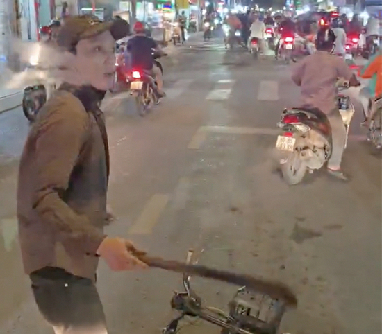 Công an làm việc với người đàn ông cầm gậy đập kính xe tải ở TP.HCM