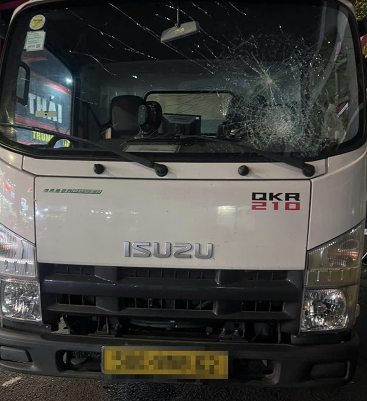Kính xe tải bị đập rạn vỡ. (Ảnh: L.A)