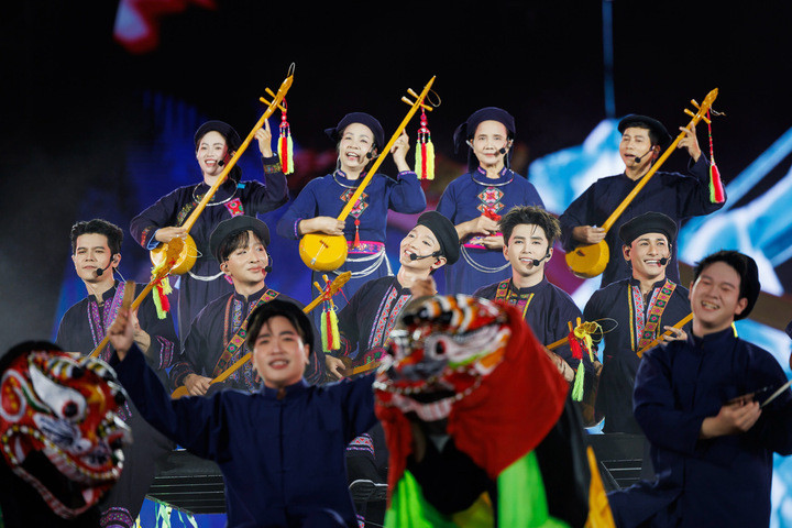 Điểm sáng đắt giá làm nên bản sắc riêng cho concert chính là chương “Cội nguồn” - nơi các chất liệu dân gian được đặt vào không gian của một đại nhạc hội hiện đại. Chương nhạc được xây dựng kỳ công từ chuỗi ca khúc “Trên đất mình”, “Đại khải hoàn”, “Chim sáo ngày xưa”...