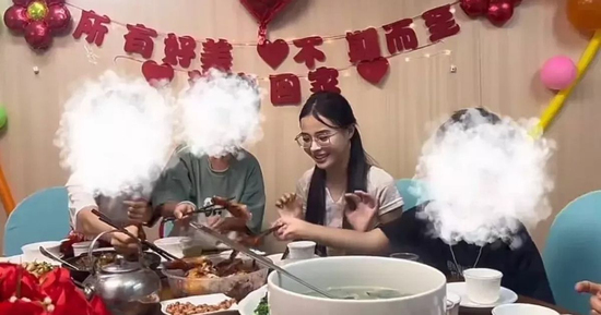 Đoàn tụ với gia đình sau 21 năm thất lạc, cô gái lại xóa toàn bộ ảnh đoàn tụ và nhận mình là trẻ mồ côi, đau lòng cái kết
