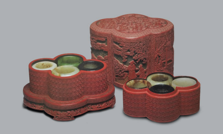 Những chiếc nhẫn đeo ngón cái của Càn Long được cất trong những chiếc hộp làm từ chất liệu gỗ thượng hạng và được chạm khắc tinh vi.