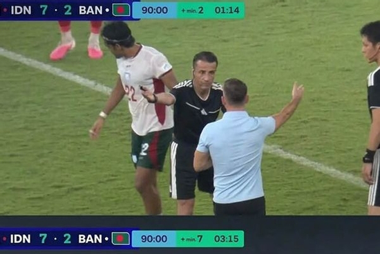 FIFA ASEAN Cup: Trọng tài bất ngờ sửa bảng bù giờ, tuyển Indonesia được cộng thêm 5 phút đầy khó hiểu